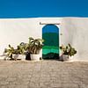 Deur in het witte dorpje Ostuni (Puglia/Apulië) van Laura V