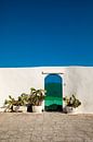 Deur in het witte dorpje Ostuni (Puglia/Apulië) van Laura V thumbnail