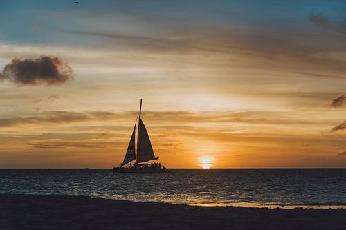 Prachtige zonsondergang in Aruba met een catamaran