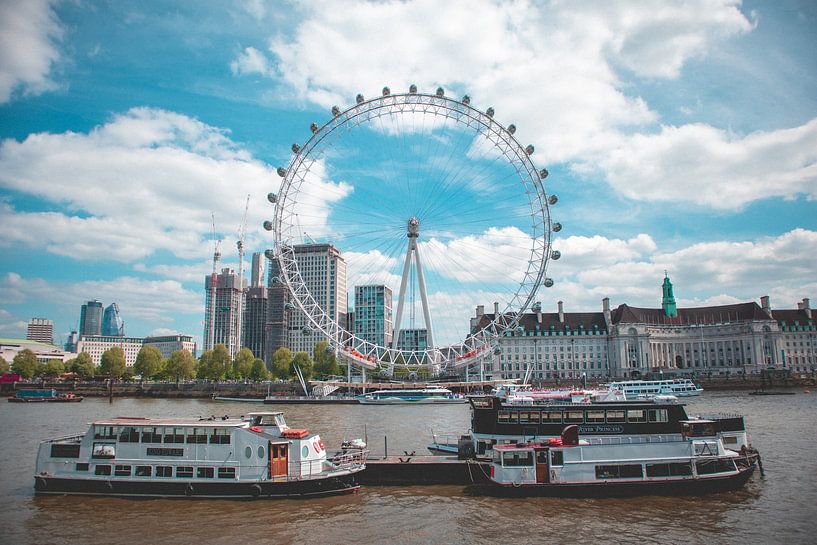 London by Hello Pompoyo