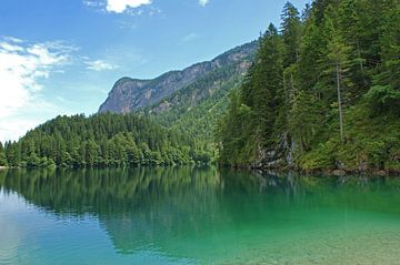 Mountain lake in the Dolomites, Italy von Jeroen van Deel