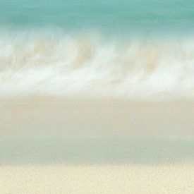 Peitschende Welle am Strand von Irma Meijerman