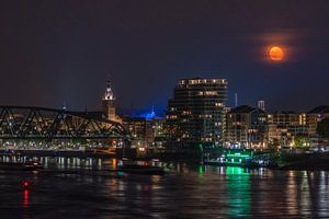 Maan boven Nijmegen van Henk Kersten