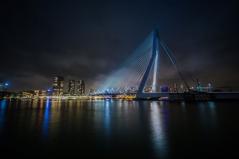 Erasmusbrücke in Rotterdam bei Nacht von Wim Brauns