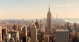 La silhouette de Midtown Manhattan avec ses gratte-ciel illuminés au coucher du soleil sur PhotoCluster