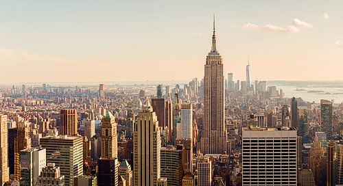 La silhouette de Midtown Manhattan avec ses gratte-ciel illuminés au coucher du soleil