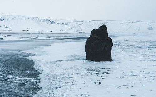 Rots in branding op Reynisfjara Black Sand Beach in Ijsland