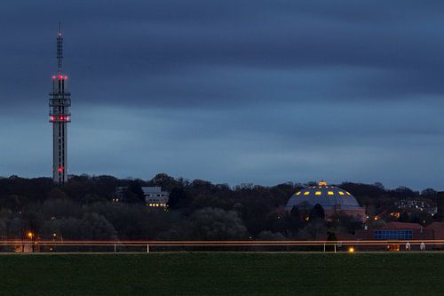 Koepelgevangenis in Arnhem tijdens het blauwe uur