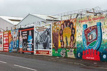De graffiti in Belfast Ierland van Roland Brack