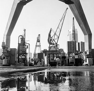 Nostalgie in de Rotterdamse haven in zwartwit van Richard Jungschlager