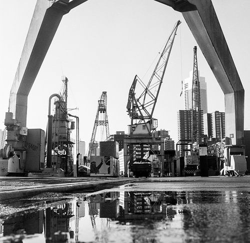 Nostalgie in de Rotterdamse haven in zwartwit van Richard Jungschlager