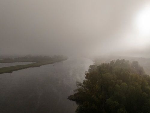 Fluss IJssel in einer nebelverhangenen Landschaft von Sjoerd van der Wal Fotografie