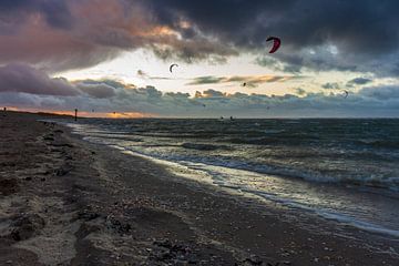 Kitesurfen tijden zonsondergang van Henri De Wit
