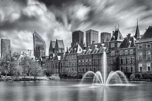 Hofvijver avec vue sur le Binnenhof et la ligne d'horizon de La Haye.