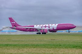 Landing Airbus A330-300 (TF-LUV) van WOW Air. van Jaap van den Berg