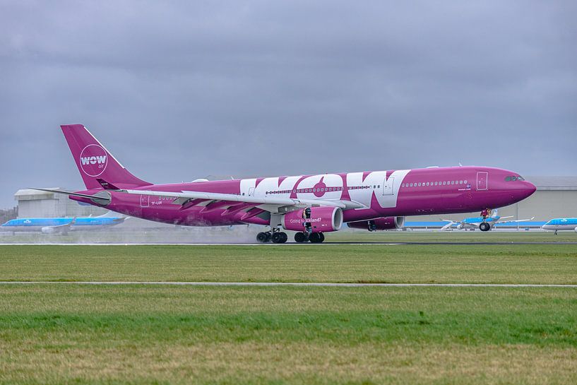 Landing Airbus A330-300 (TF-LUV) of WOW Air. by Jaap van den Berg