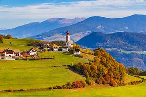 De St. Nicolaaskerk in Mittelberg, Zuid-Tirol, Italië van Henk Meijer Photography