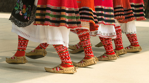 Traditionele folkloristische danspatronen uit de Balkan