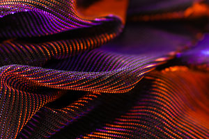 Wellen aus Licht in Violett und Kupfer