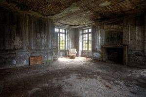 Dunkles Zimmer in einem verlassenen französischen Schloss.