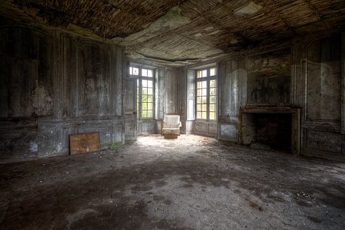 Chambre noire dans un château français abandonné.