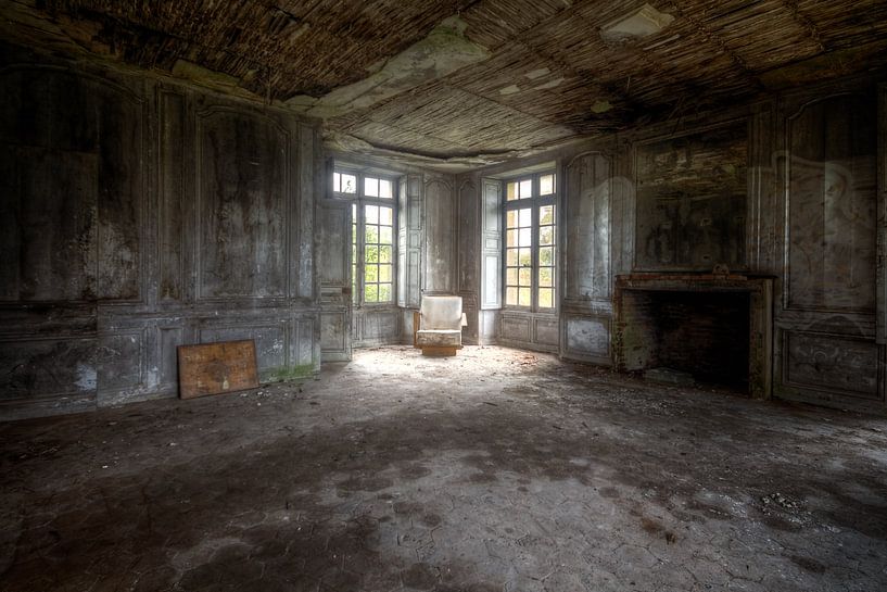 Dunkles Zimmer in einem verlassenen französischen Schloss. von Roman Robroek – Fotos verlassener Gebäude