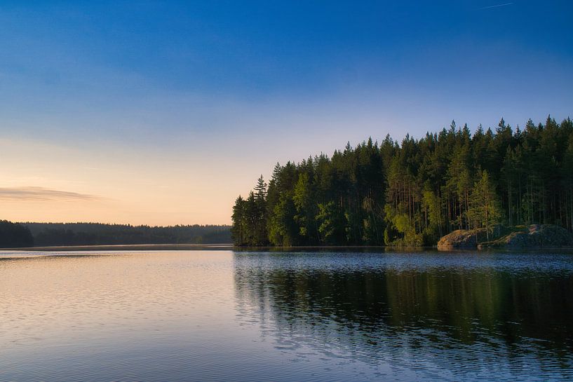 Meer in Zweden met witte wolken, blauw water en bomen aan de oever van Martin Köbsch