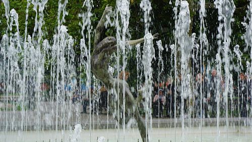 Tanzende Frau im Springbrunnen