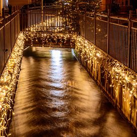 Kanaal in Augsburg bij nacht met kerstverlichting van ManfredFotos