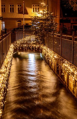 Kanaal in Augsburg bij nacht met kerstverlichting