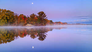 Nebliger Herbstmorgen in Kanada.