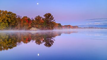 Mistige herfst ochtend in Canada. van Joram Janssen
