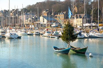 Kerstmis in een haven in Normandie, Frankrijk.