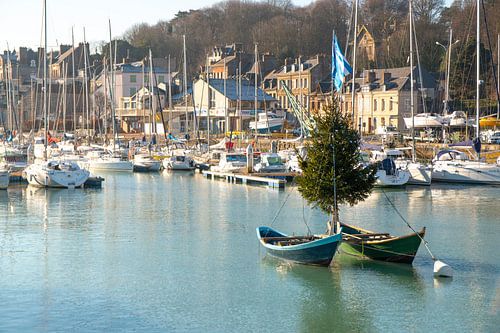 Kerstmis in een haven in Normandie, Frankrijk.