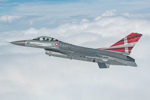 Luft-Luft-Fotografie: Der F-16 Fighting Falcon der dänischen Luftwaffe zeigt sich neben dem Skyvan v