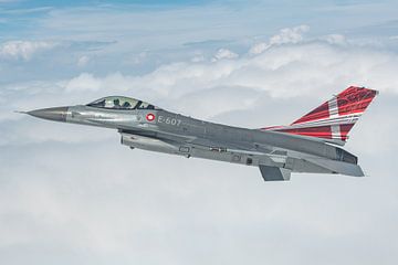Air-to-air fotografie: F-16 Fighting Falcon van de Deense Luchtmacht laat zich van haar beste kant z van Jaap van den Berg