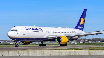 Taxiënde Icelandair Boeing 767-300. van Jaap van den Berg