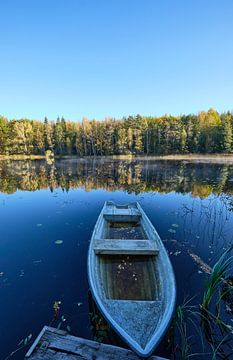 lake in sweden with boat by Geertjan Plooijer