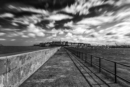 Eine drastische Ansicht von der Anlegestelle in der Stadt Saint -Malo