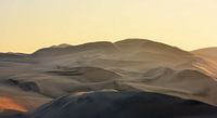 Atmosphärische Perspektive der Sanddünen Perus