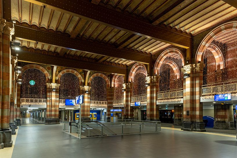 Avondklok in Amsterdam - stationshal station Amsterdam Centraal van Renzo Gerritsen