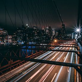 Nachtelijk Uitzicht vanaf de Brooklyn Bridge | NYC van Kwis Design