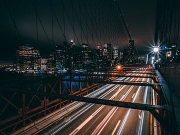 Nachtansicht von der Brooklyn Bridge | NYC von Kwis Design