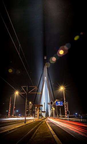 Nacht foto van de Erasmusbrug in Rotterdam met lighttrails van het verkeer