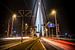 Nacht foto van de Erasmusbrug in Rotterdam met lighttrails van het verkeer von Atelier van Saskia
