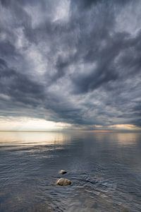 Wolkenlucht boven een spiegelend wateroppervlak vanhet IJsselmeer