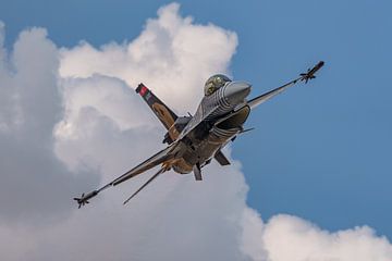 Turkish Air Force's F-16 demo team: SOLOTÜRK. by Jaap van den Berg