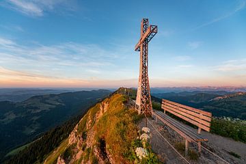 Coucher de soleil depuis le Hochgrat avec la croix au sommet sur Leo Schindzielorz