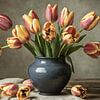 Tulpen in einer blauen Vase von Yvonne Blokland