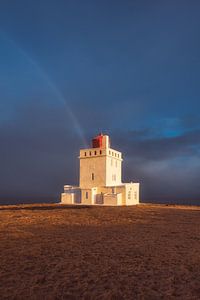 Phare de Dyrholaey en Islande avec arc-en-ciel
